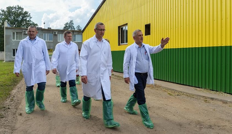 Владислав Шапша познакомился с деятельностью сельхозпредприятия Юхновского района