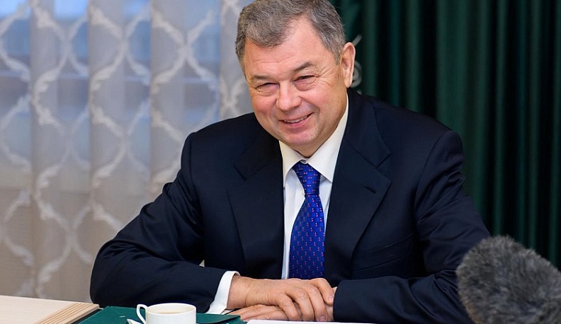 Анатолий Артамонов поздравил работников торговли с праздником