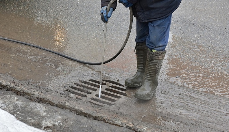 В Калуге начали чистить ливнеприемные решетки