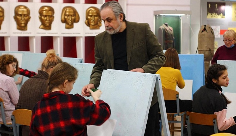 В Людинове прошла встреча с художником Гари Азатовым