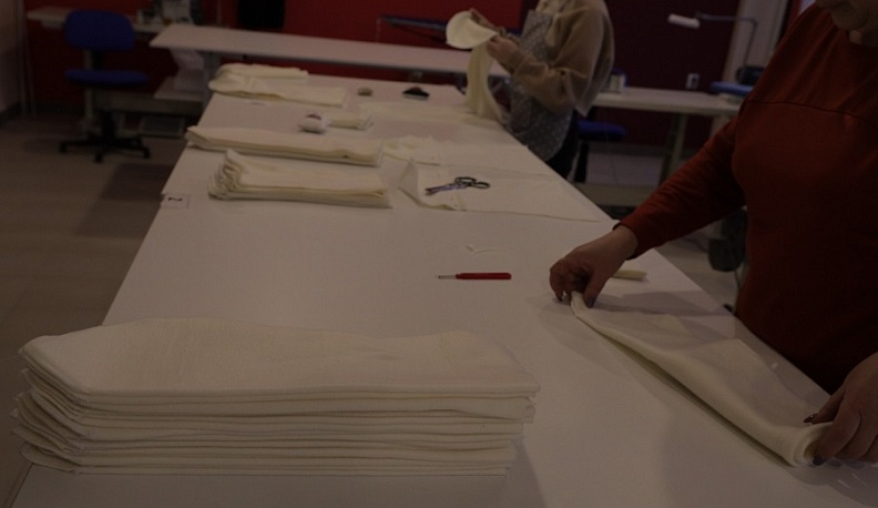 Студенты Калужского колледжа сервиса и дизайна отшили почти 400 балаклав для участников СВО