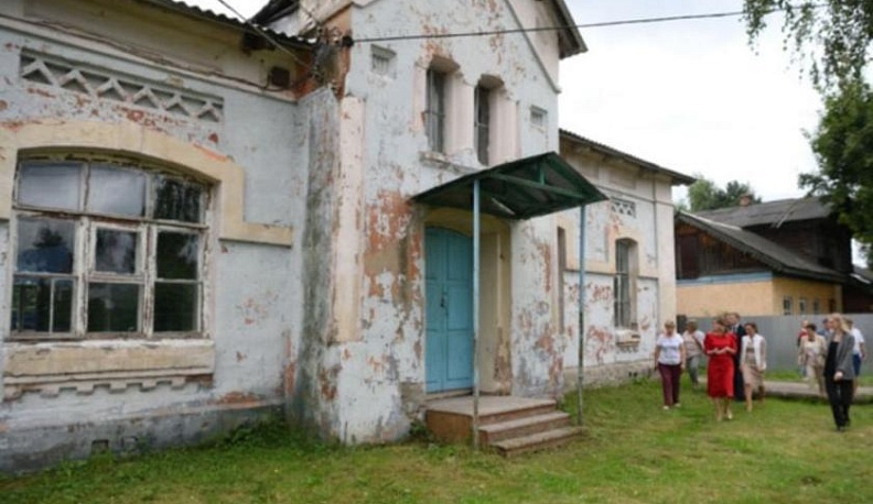 Анна Кузнецова и Ольга Коробова посетили требующую ремонта школу в Тихоновой Пустыни