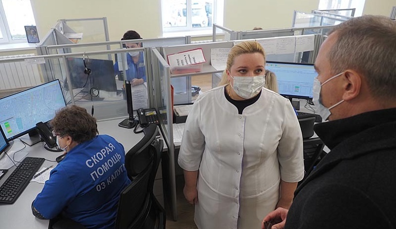 Губернатор вручил медикам ключи от 10 новых карет скорой помощи