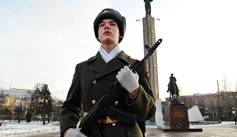 Владислав Шапша возложил цветы к Могиле неизвестного солдата в Калуге