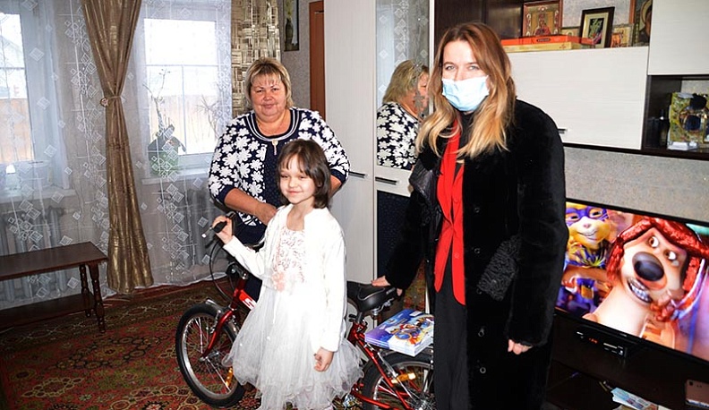 Ольга Коробова подарила девочке из кировской приемной семьи велосипед