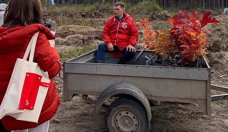 Бухгалтеры и Хохуля высадили гектар леса в нацпарке «Угра»