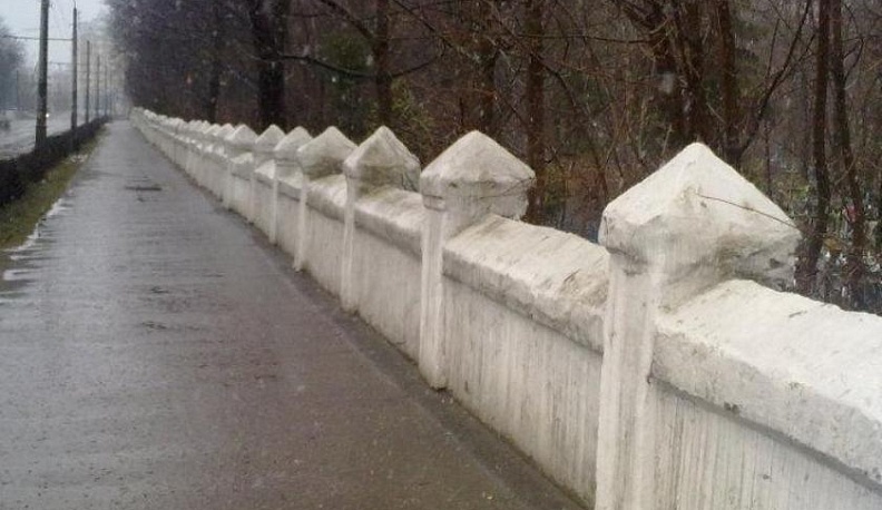 На заборе Пятницкого кладбища заплатки из досок заменят на кирпич