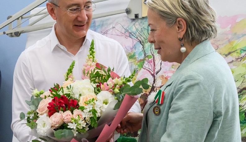 Владислав Шапша вручил главе региональной ТПП Виолетте Комисаровой медаль «80 лет Калужской области»