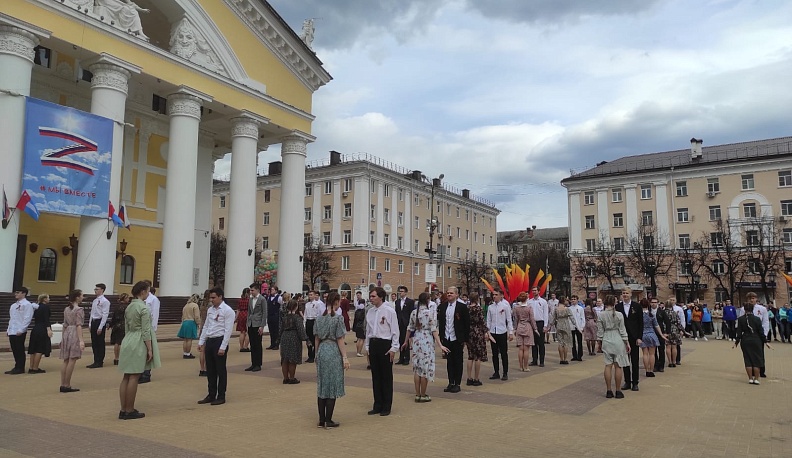 Калужские волонтеры станцевали «Вальс Победы»