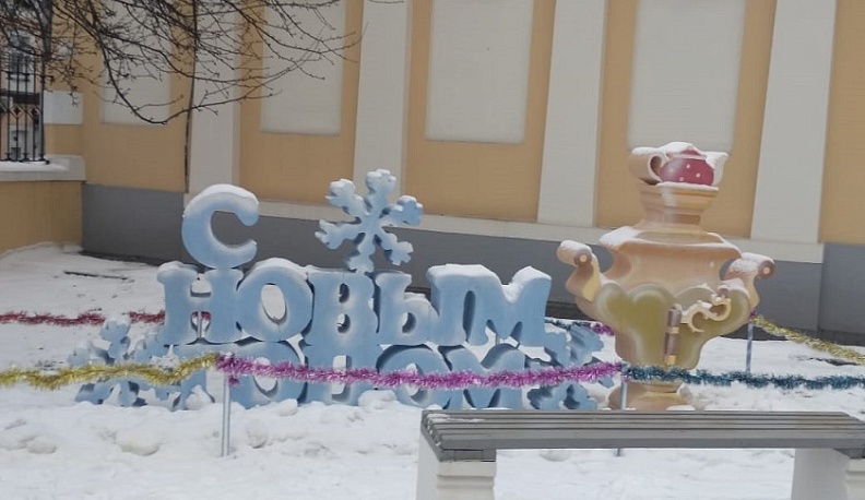 Праздничная фотозона около музея привлекает гостей и жителей Калуги