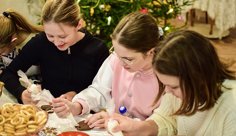 На мастер-классах школьники попробовали сделать елочные украшения из расписных пряников. Кстати, расписывали их они тоже  сами, проявив фантазию.