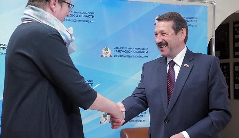 Геннадию Скляру вручили удостоверение зарегистрированного депутата Госдумы