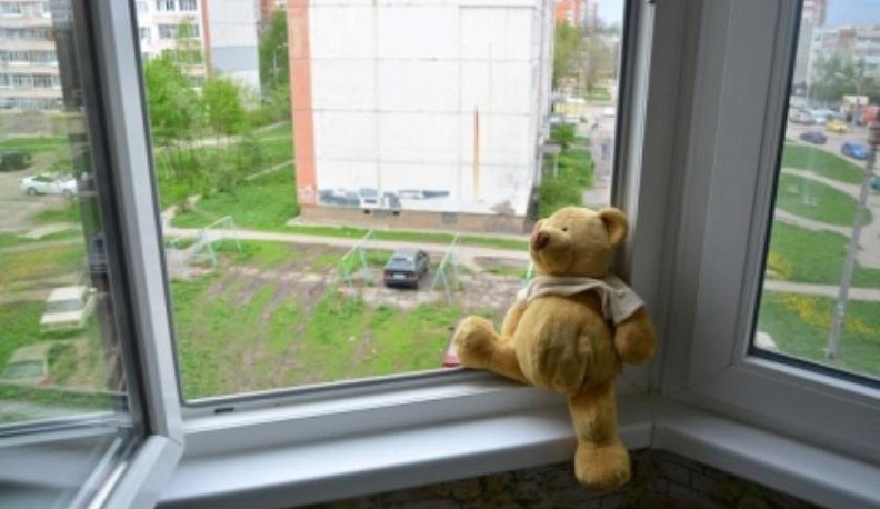 В Калуге ребенок выпал с третьего этажа многоэтажки