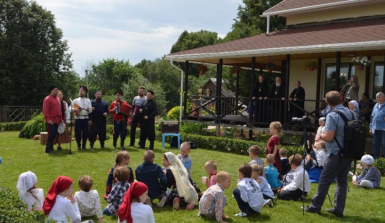 Прошли крестным ходом и послушали казачьи песни