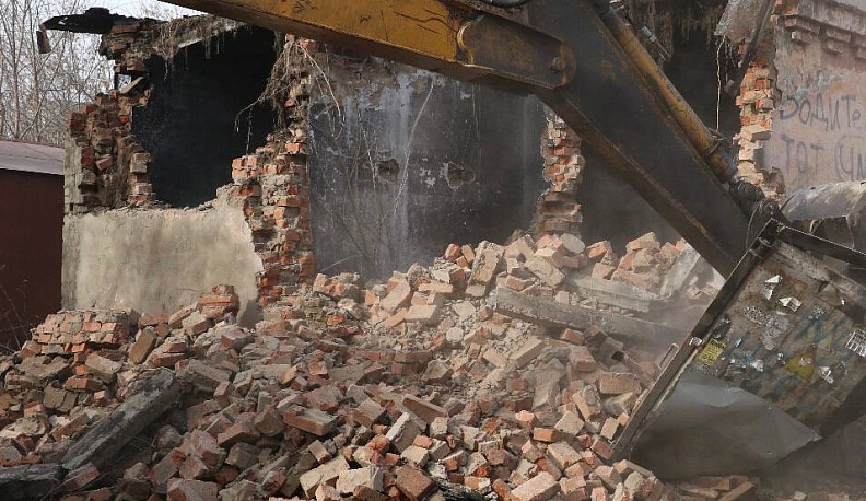 В Бабынинском районе снесли опасную заброшку