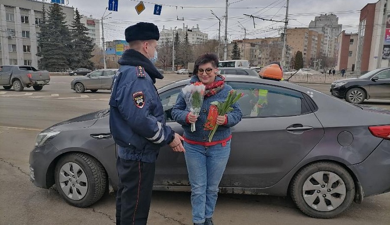 В Калужской области инспекторы ГИБДД вручили женщинам-водителям цветы