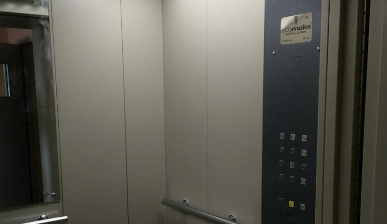 В Калуге житель многоквартирного дома построил в подъезде лифт