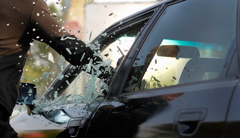 В Малоярославецком районе мужчина разбил  машину своей родственницы