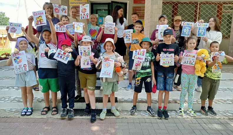 Юхновчане рисовали с художником Николаем Котиком в экологическом лагере