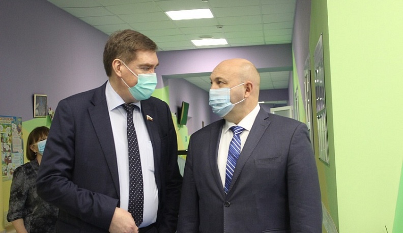 Сенатор Александр Савин приобрел микрополяризатор для калужской детской поликлиники