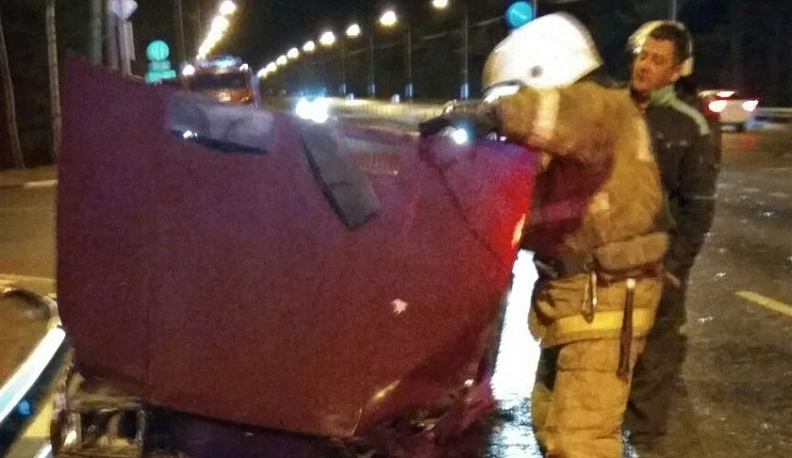 Ночью в Калуге «семерка» налетела на отбойник