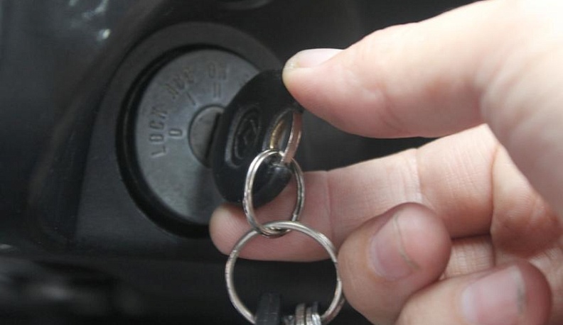 В Кировском районе мужчина угнал служебный автомобиль