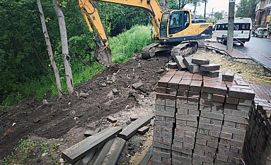 Ремонтные работы на склоне Березуевского оврага в Калуге