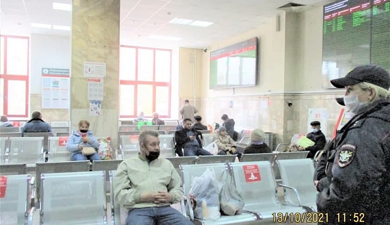 Семь человек оштрафовали за нарушение масочного режима на вокзале Калуга-1