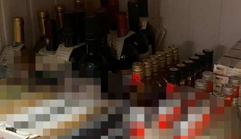 Калужские полицейские изъяли в магазине более 180 литров "палёного" алкоголя 