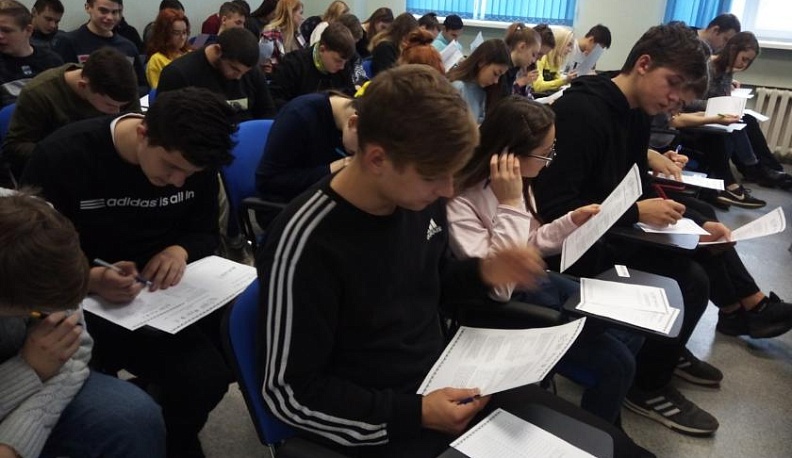 Сотни калужан написали этнографический диктант