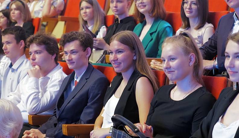 В администрации Калужской области медалистов встретили рэпом