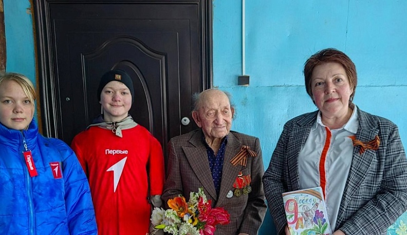 В Думиничском районе активисты «Движения Первых» устроили предпраздничный трудовой десант для ветерана