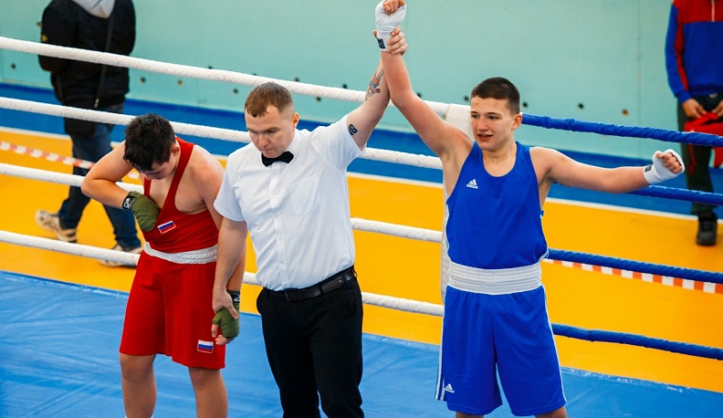 В  поселке Товарково прошел межрегиональный боксерский турнир «Сила правил – сила закона», посвященный Дню Конституции Российской Федерации