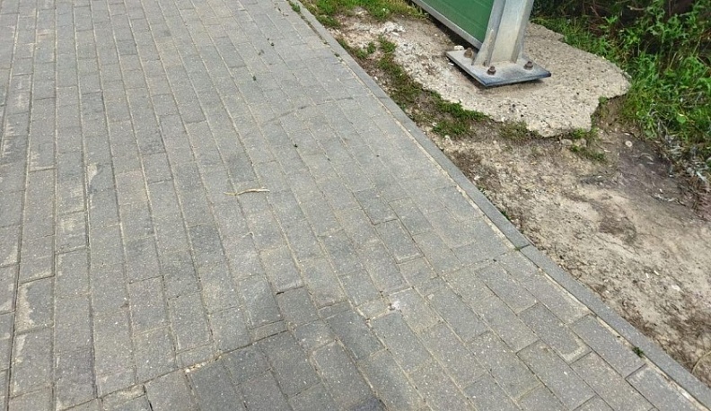 В Калуге убрали торчащую из тротуара арматуру после обращений в интернете