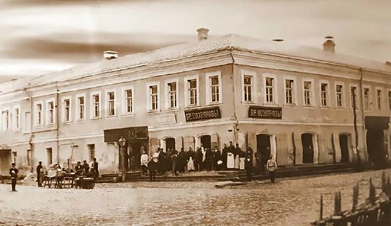 В Тарусе не так давно стало одним памятником больше: включен в перечень выявленных ОКН дом № 2/1 на улице Октябрьской. Некогда он принадлежал купцам Позняковым. В 1893 году здесь была гостиница с буфетом и пятью номерами. Обороты доходили до тысячи рублей