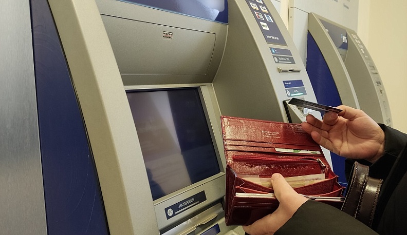 Полицией задержана калужанка, укравшая с карты коллеги 60 тысяч