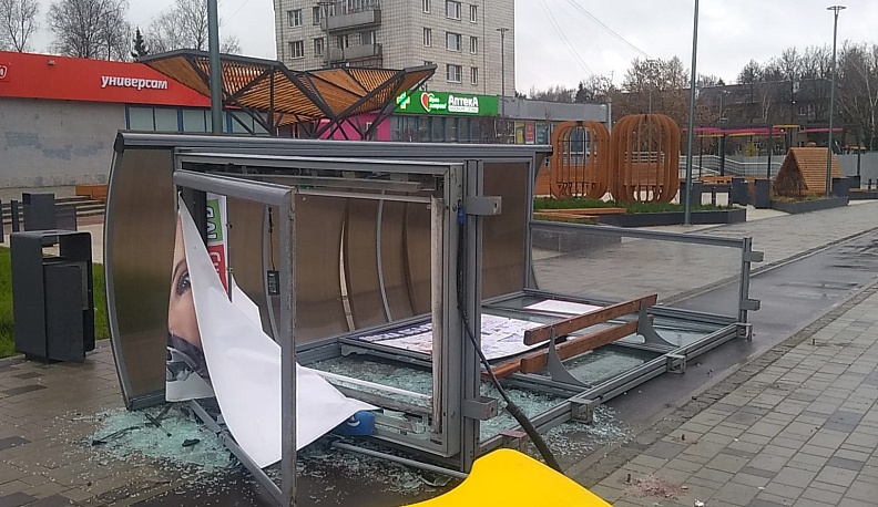 В Обнинске сильным ветром опрокинуло новую остановку 