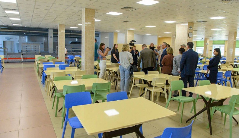 Владислав Шапша вместе с руководителем Центрисполкома «Единой России» Александром Сидякиным посетили строящиеся в Калуге школу и поликлинику