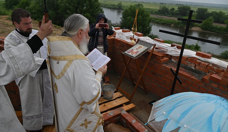 В Калуге на месте родового имения дворян Унковских освятили основание строящейся церкви