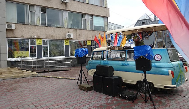 Сквер у городской управы Калуги сегодня стал белоленточным