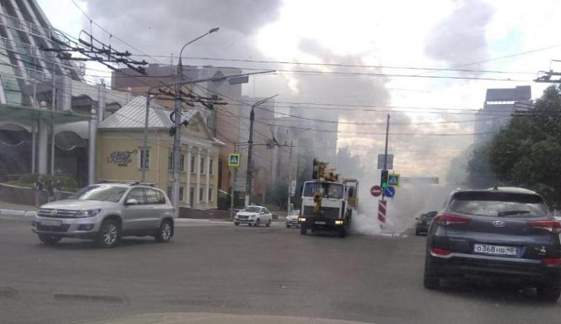 В центре Калуги загорелся автокран