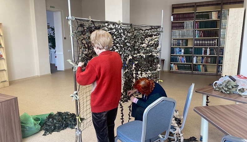 Пенсионеры Жуковского района плетут маскировочные сети для передачи в зону СВО