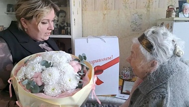 Анна Чернова поздравила труженицу тыла Надежду Терехову с юбилеем