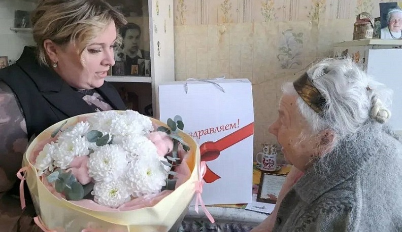 Анна Чернова поздравила труженицу тыла Надежду Терехову с юбилеем