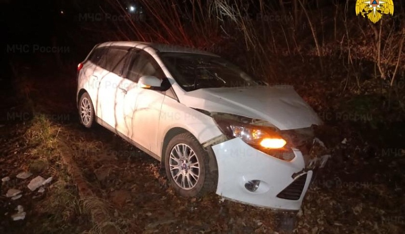 Ночью в Калуге Форд слетел в кювет, пострадал человек