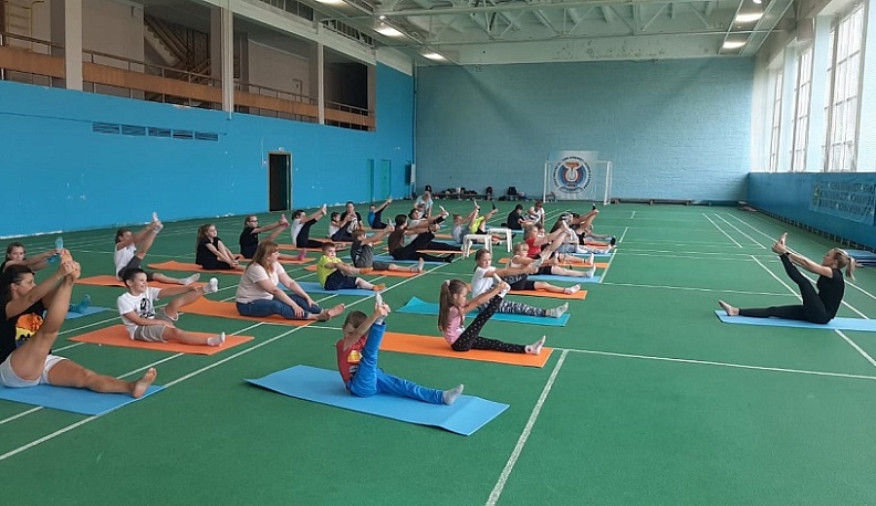В Калуге детям с ограниченными возможностями провели фитнес-йогу
