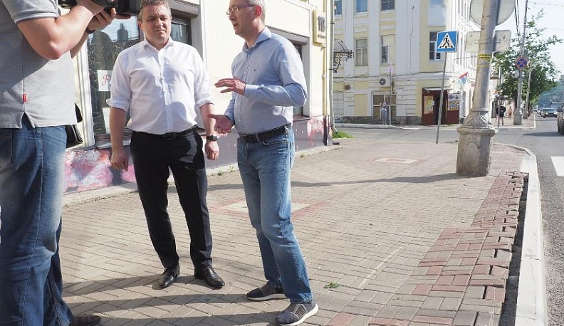 Владислав Шапша ответил на вопросы калужан, почему снимают хорошую тротуарную плитку и куда ее увозят