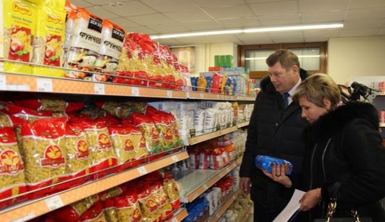 Губернатор призвал закрывать сетевые магазины, торгующие просроченными продуктами