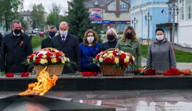 Людиновцы отдали дань уважения всем солдатам Великой Отечественной возложением цветов к памятным местам и Минутой молчания.