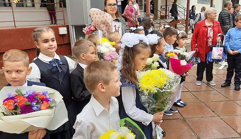 Ольга Коробова поздравила с Днем знаний школьников микрорайона Турынино 